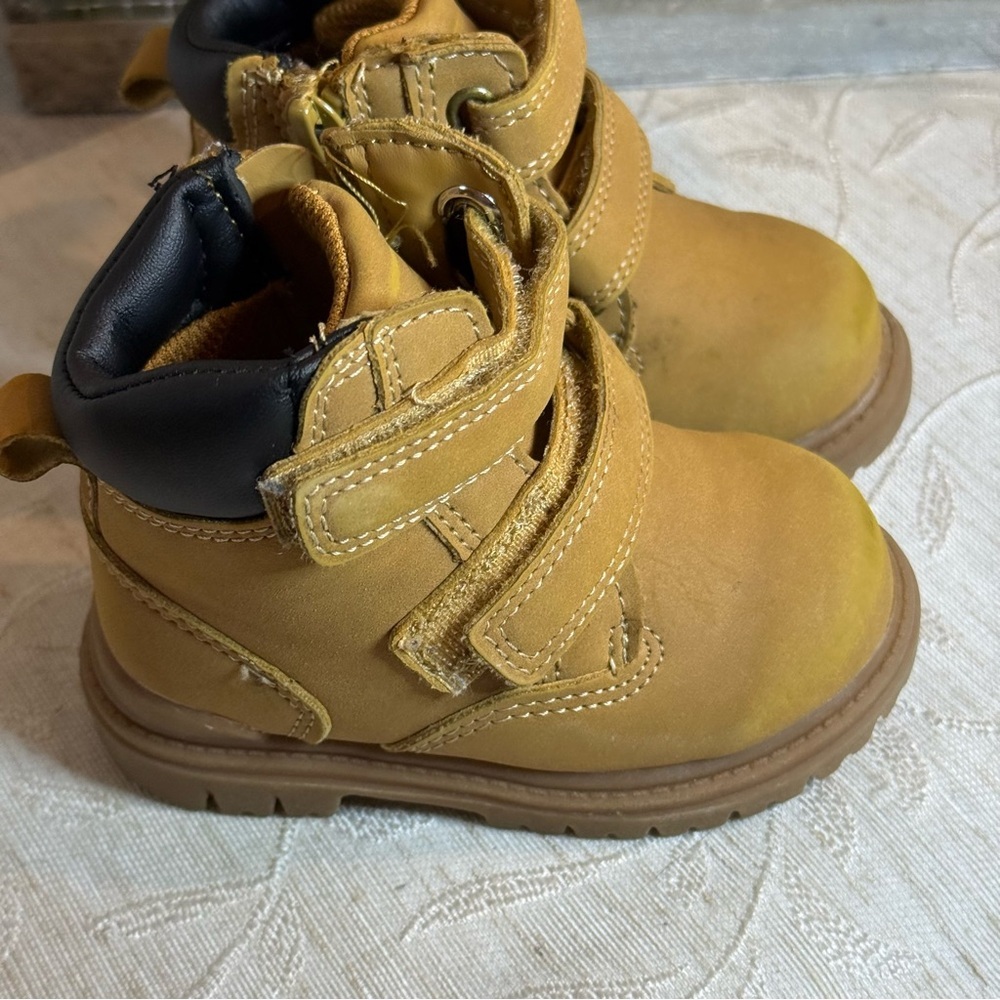 Wonder Nation Size 4 Baby / Toddler Boots. Tan with Side Zipper.